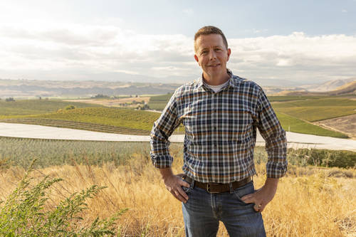 Miles Kohl joined the company in 2007 as the first owner and CEO outside of the Allan family, taking over the role from George Allan. As a fourth-generation Naches tree fruit grower and the former Executive Director of Yakima Valley Grower-Shippers Association, Miles’ experience in agriculture, finance, and data analytics has strengthened and expanded the company’s position in the Washington apple industry.